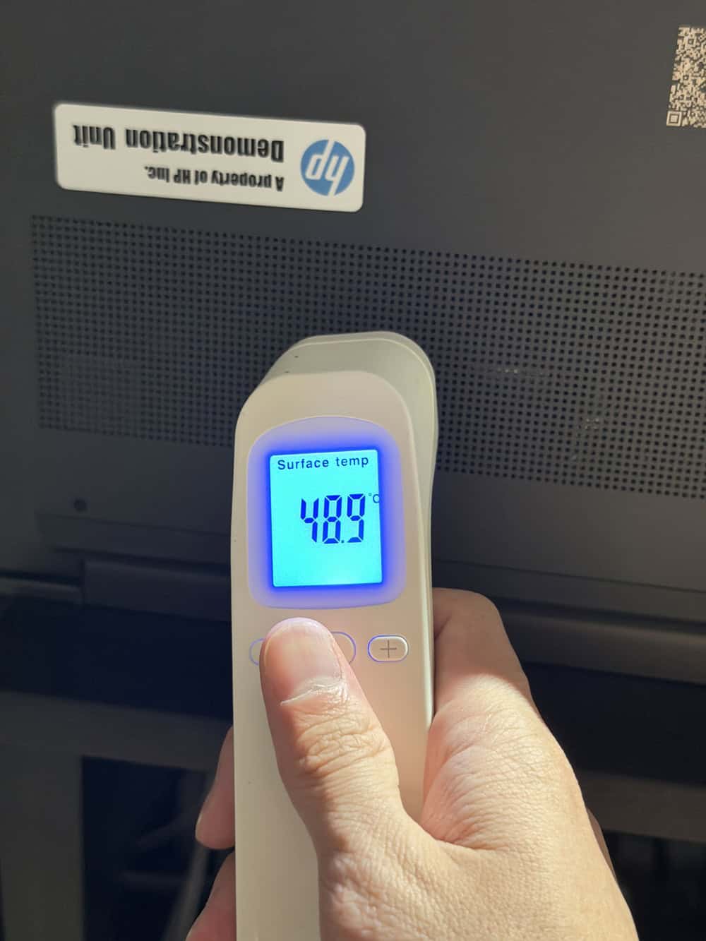 HP OmniBook 3 16-by/bw　ベンチマーク実行時の底面温度48.9度