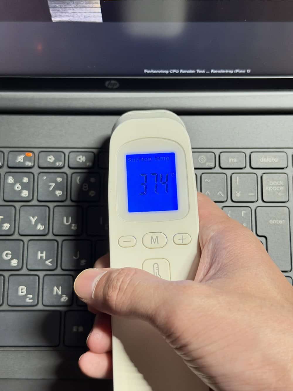 HP OmniBook 3 16-by/bw　ベンチマーク実行時のキーボード面温度37.4度