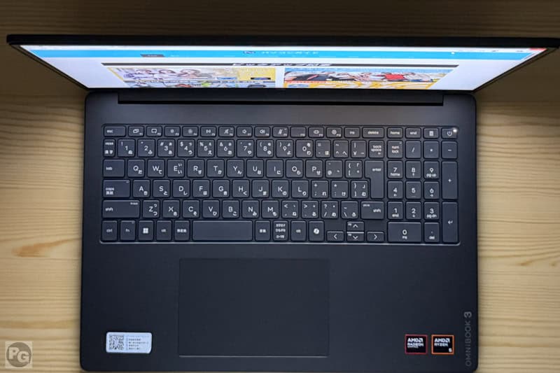 OmniBook 3 16-by/bw　視野角のチェック。上から見てもしっかりと見える