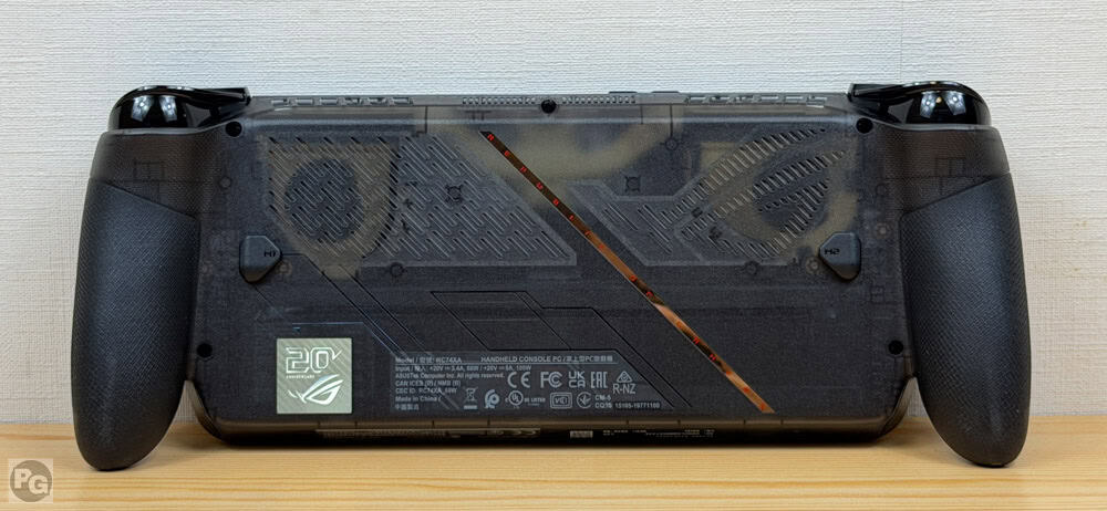 ROG XBOX Ally X20 (2026) 背面。半透明簿出来とゴールドのアクセントが見える