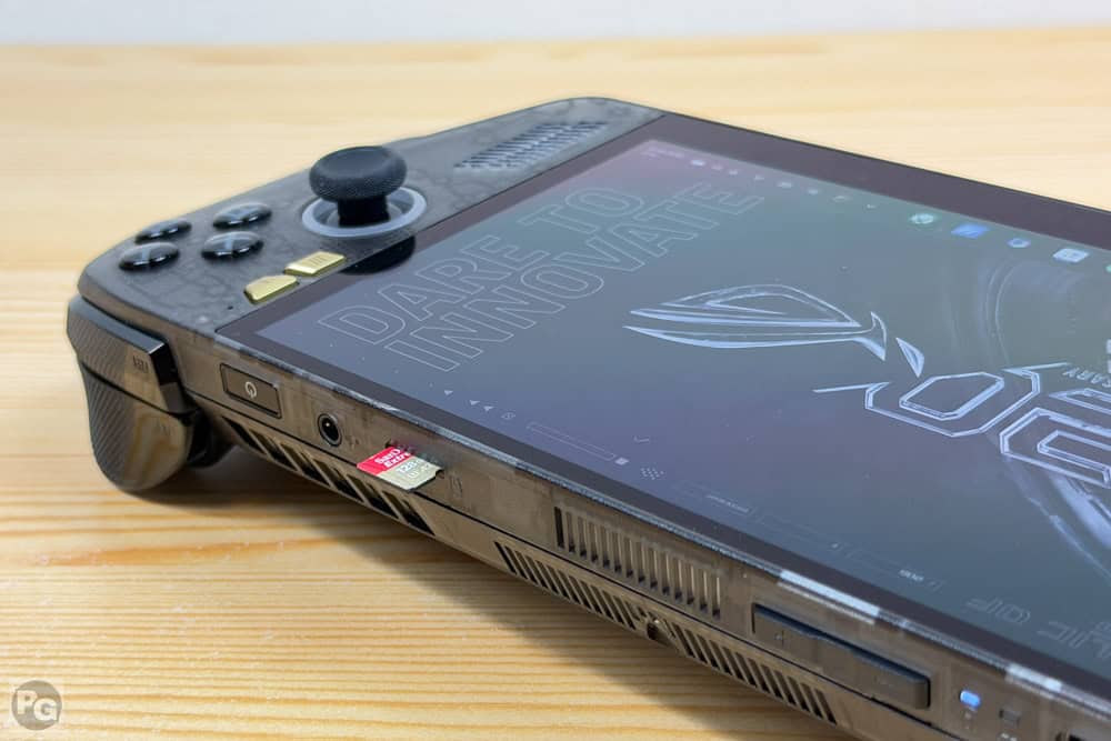ROG XBOX Ally X20 (2026) microSD cardを搭載した様子
