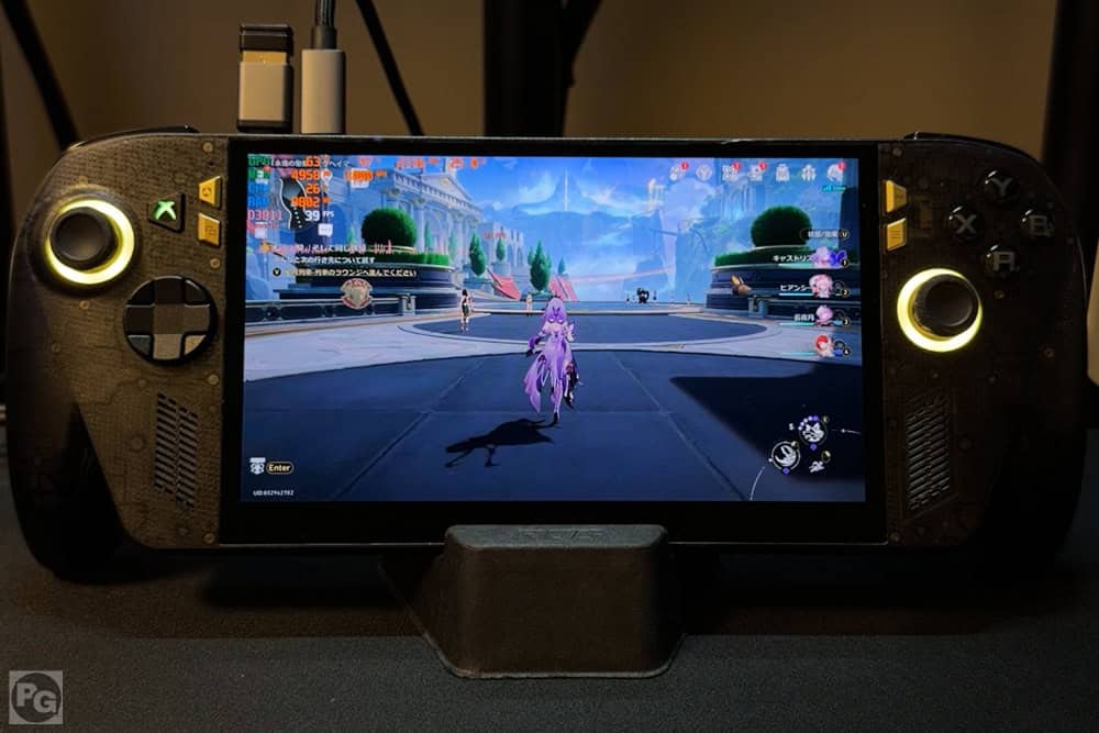 ROG XBOX Ally X20 (2026) ゲームをプレイしてディスプレイをチェックしている様子