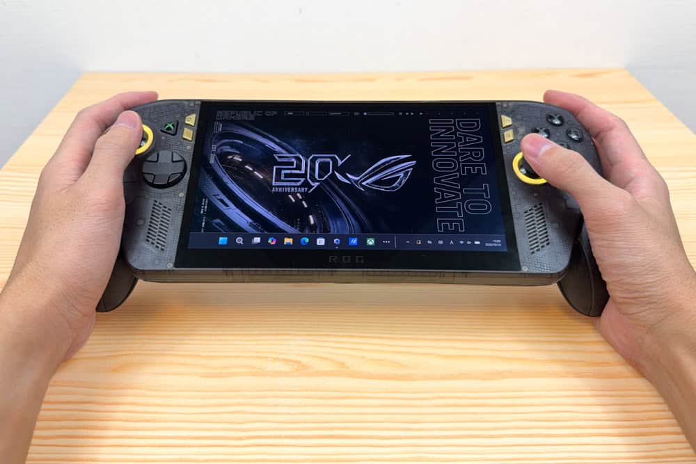 ROG XBOX Ally X20 (2026)をプレイしている様子