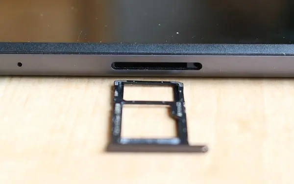 SIMトレー兼MicroSDカードトレー