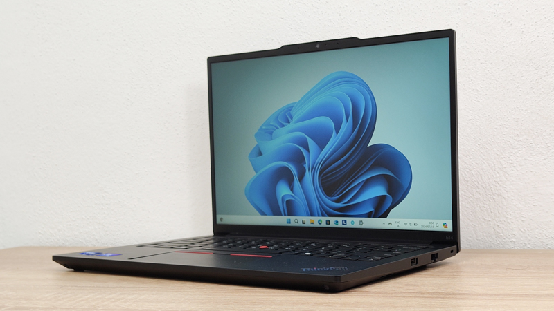 Lenovo ThinkPad E14 Gen 6 Intel 右斜め前から