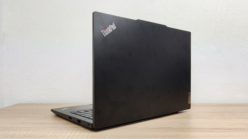 Lenovo ThinkPad E14 Gen 6 Intel 後ろから