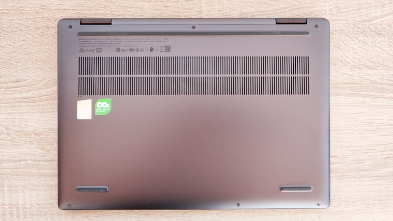 Lenovo Yoga 7 2-in-1 Gen 9 14型の底面カバー