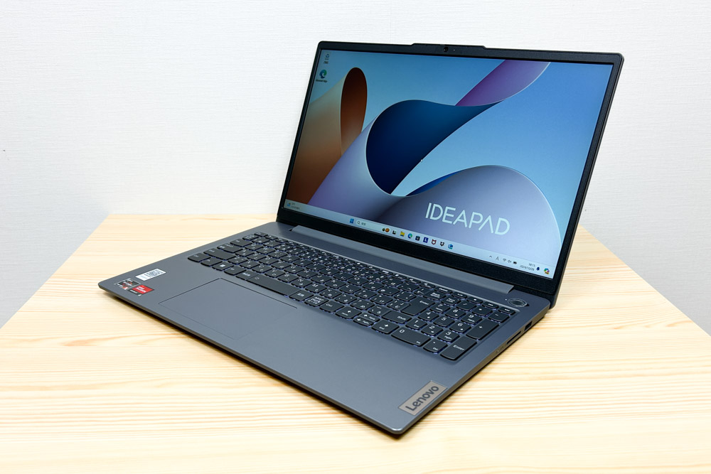 Lenovo IdeaPad Slim 3 Gen 8 15.6型AMD ディスプレイ　右斜め上から撮影