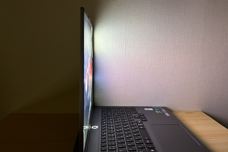 Lenovo Legion 5i Gen 9 (16型 Intel)　視野角チェック　真横から