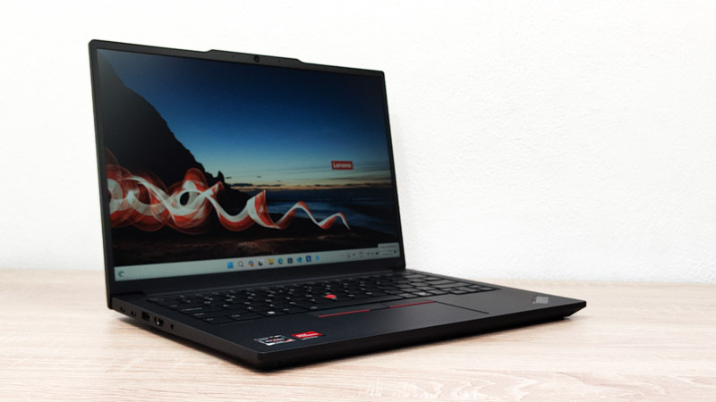 Lenovo thinkPad E14 Gen 6 AMD 左斜め前から