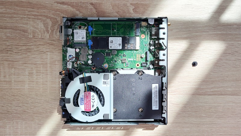 Lenovo ThinkCentre M75q Tiny Gen 5 AMD 筐体内部