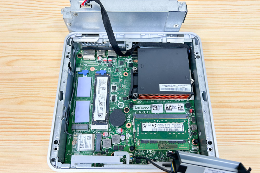 Lenovo IdeaCentre Mini Gen 8 (Intel) メモリとストレージの増設方法 (3)