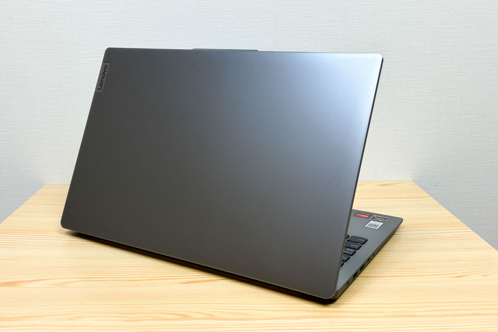 Lenovo IdeaPad Slim 3 Gen 8 15.6型AMD 後ろから