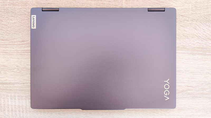 Lenovo Yoga 7 2-in-1 Gen 9 14型 天板