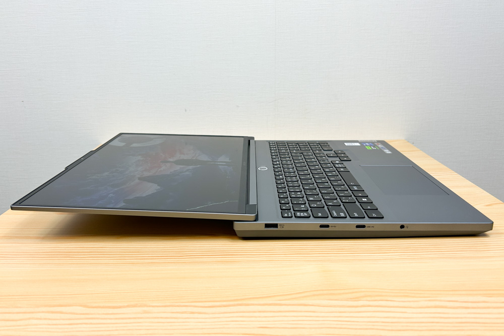 Lenovo Legion 5i Gen 9 (16型 Intel)　ほぼ180度開くディスプレイ