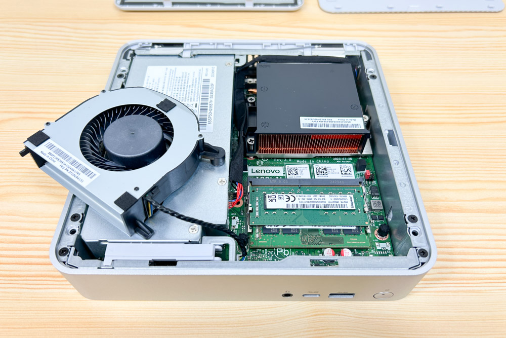 Lenovo IdeaCentre Mini Gen 8 (Intel) メモリとストレージの増設方法 (2)