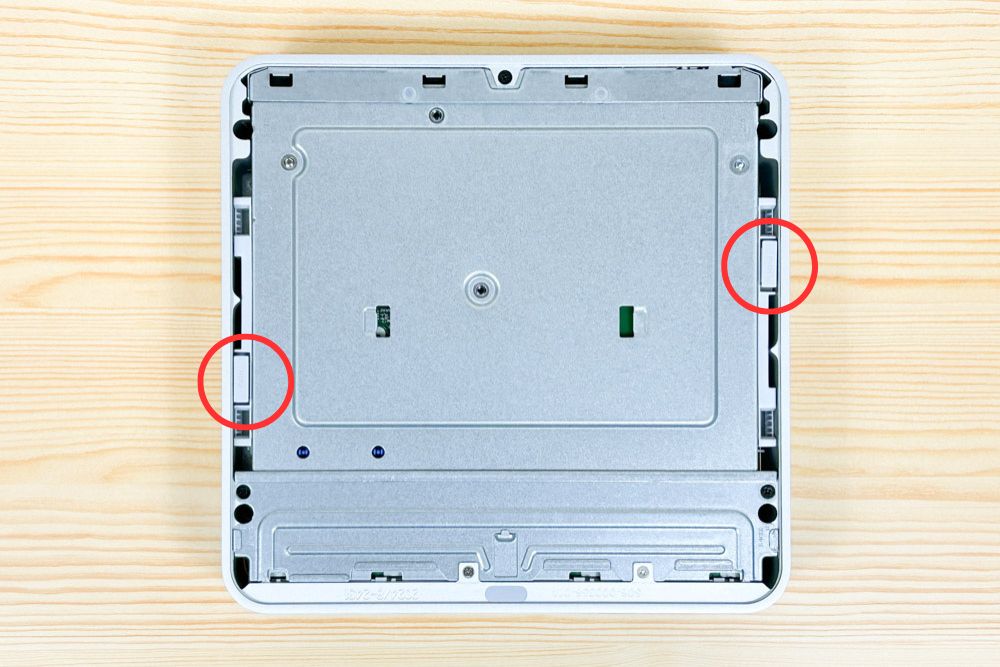 Lenovo IdeaCentre Mini Gen 8 (Intel) メモリとストレージの増設方法
