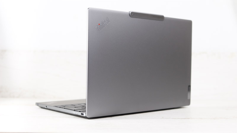 ThinkPad Z13 背面