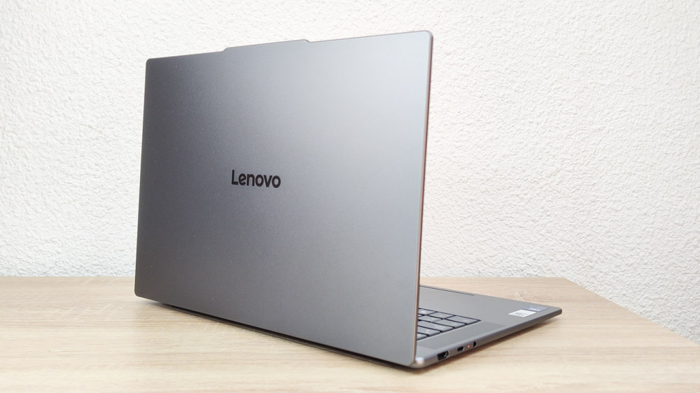 Lenovo Yoga Slim 7i Aura Edition Gen 9 後ろから