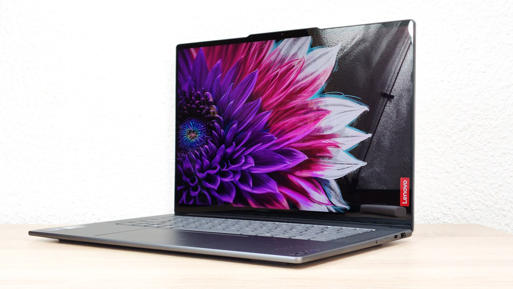 Lenovo Yoga Slim 7i Aura Edition Gen 9 右斜め前から