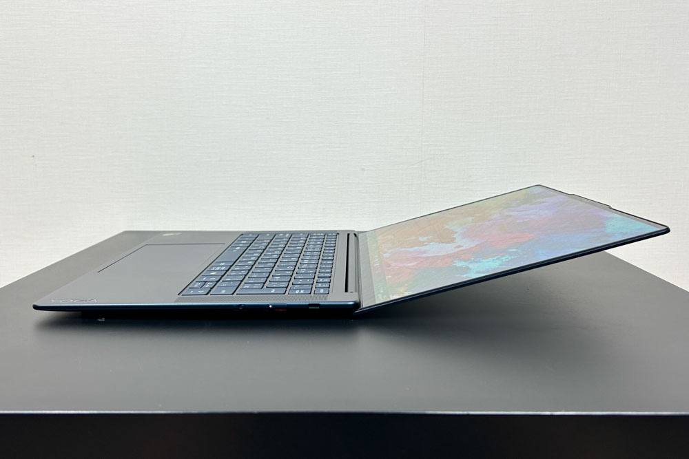 Lenovo Yoga Slim 7x Gen 9 横から