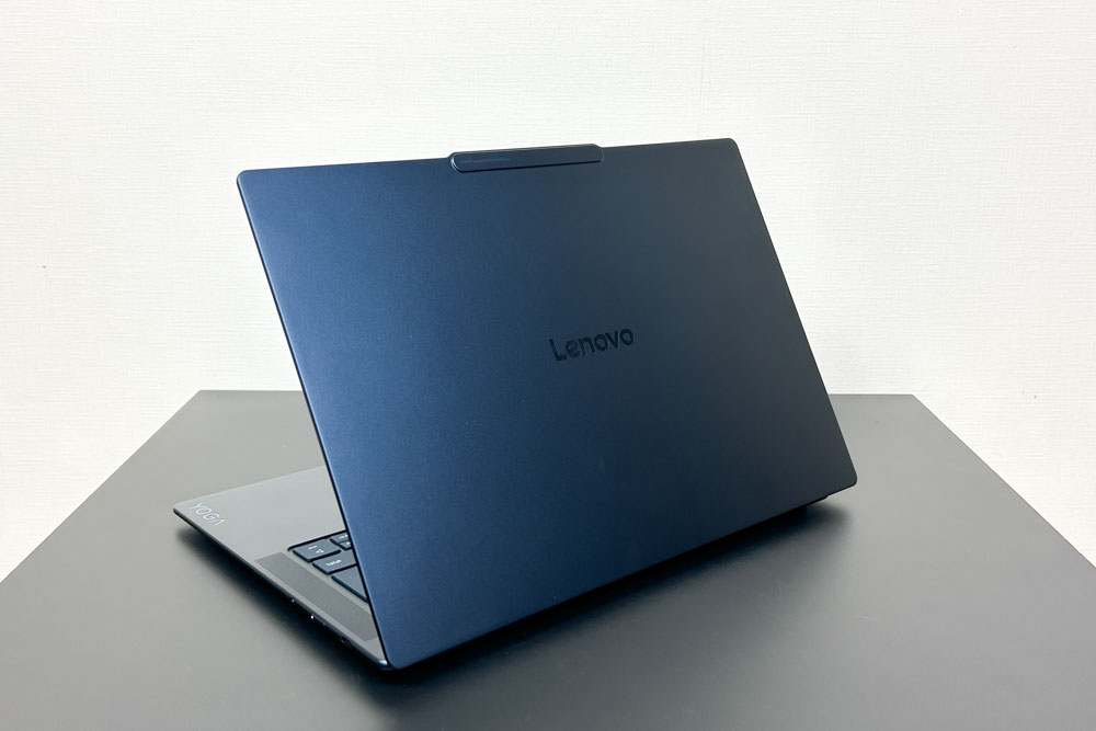 Lenovo Yoga Slim 7x Gen 9 後ろから