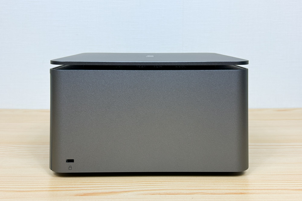 Lenovo ThinkCentre Neo Ultra 側面