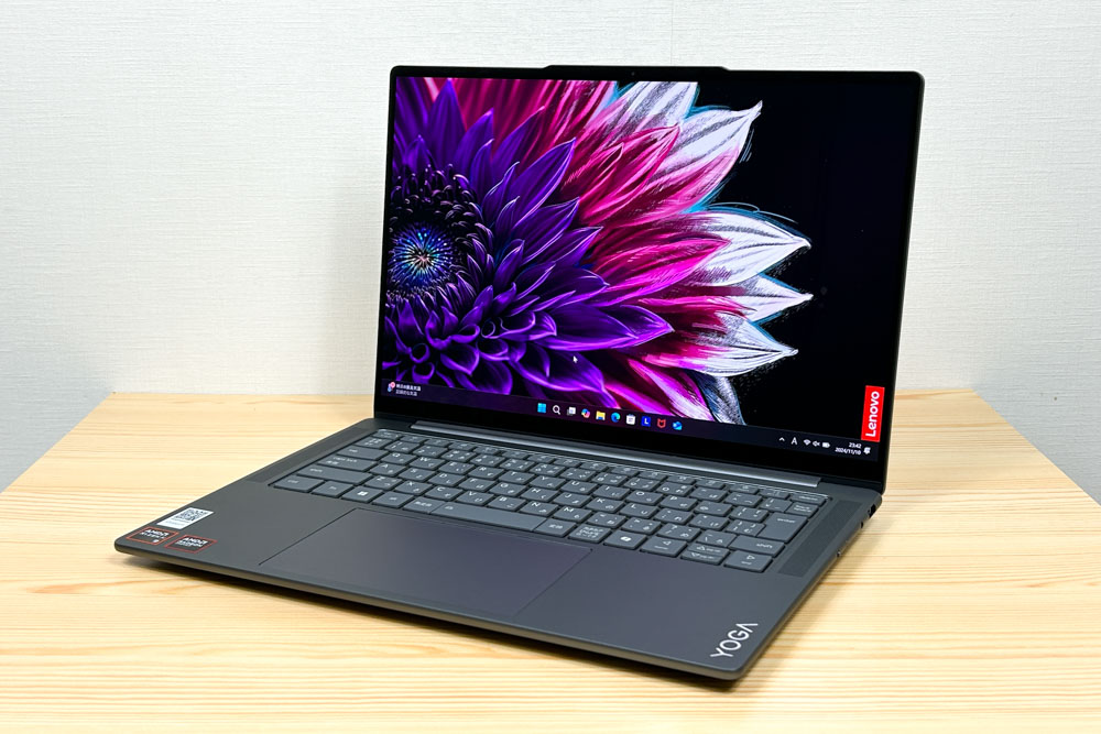 Lenovo Yoga Pro 7 Gen 9 14.5型(AMD) 右斜め前から