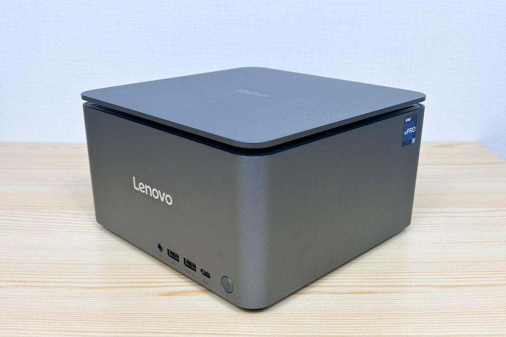 Lenovo ThinkCentre Neo Ultra 斜め前から