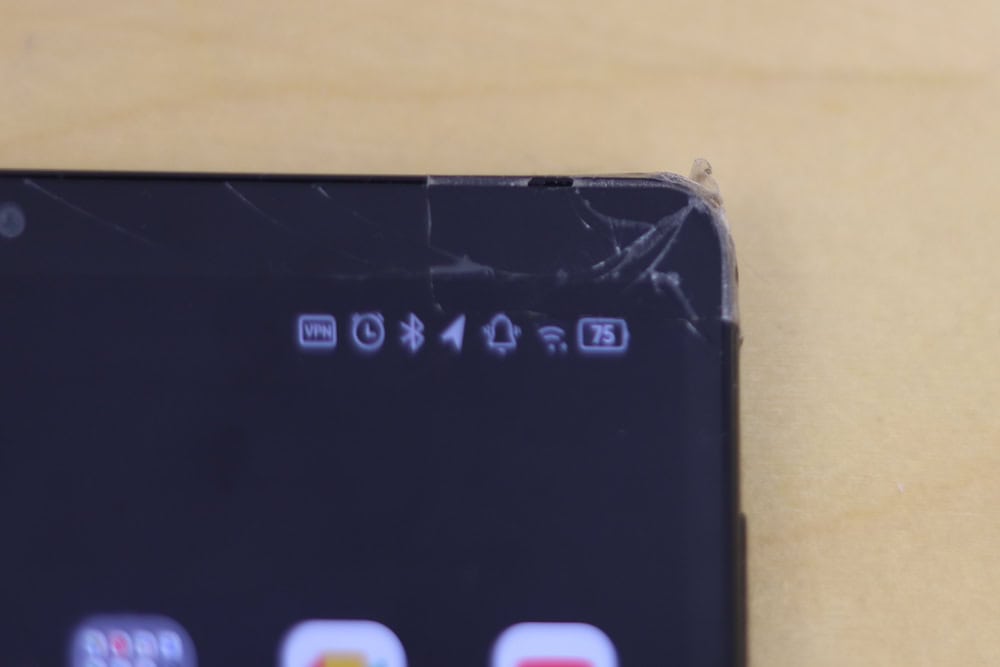 1年2か月使ったLegion Tab 8.8 ,3のディスプレイ。落とした際にディスプレイが割れた跡が見える