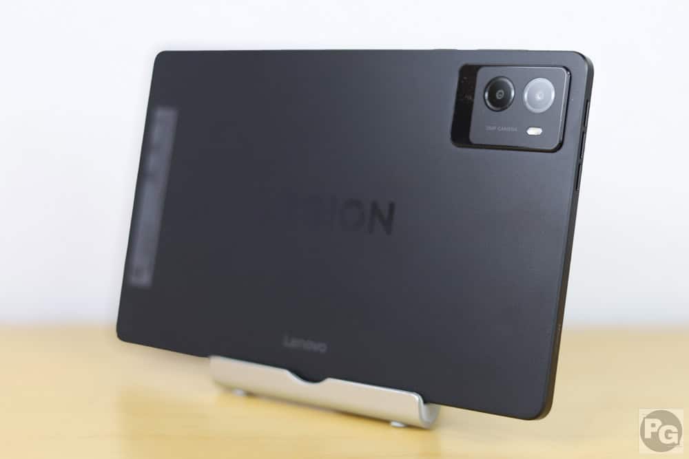 Legion Tab (8.8”, 3)　背面の外観。メタル感があり、高級感もあるが指紋が付きやすい