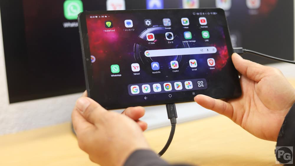 Legion Tab (8.8”, 3)充電しつつ、もう一方のUSBでモニターに出力してる