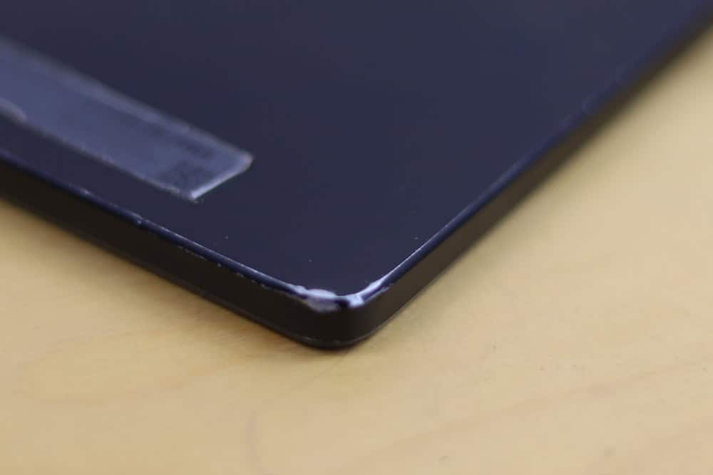 1年2か月使ったLegion Tab 8.8 ,3の背面角。塗装が剥げているのが見える
