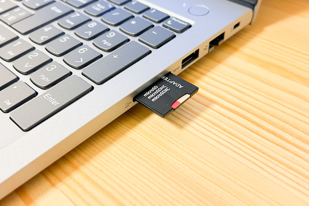 Lenovo ThinkBook 16 Gen 7(AMD) microSDカードをSDカードリーダーに挿入