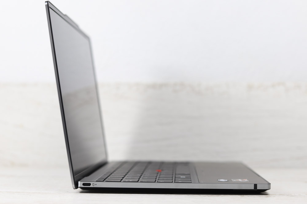 Lenovo ThinkPad Z13 横から