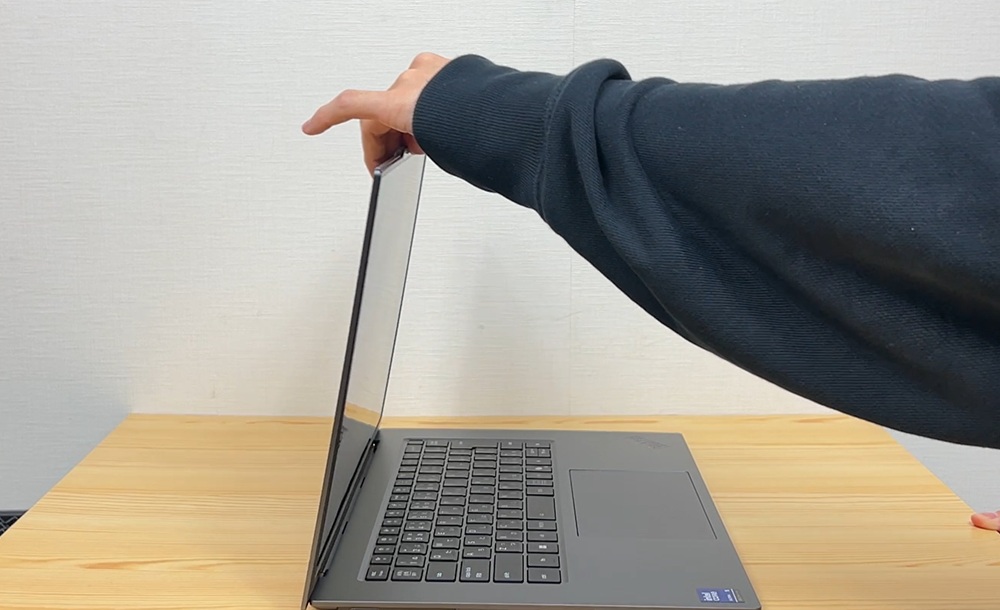 Lenovo ThinkPad X9 15 Gen 1 Aura Edition(15.3型 Intel) 片手で開けることができる