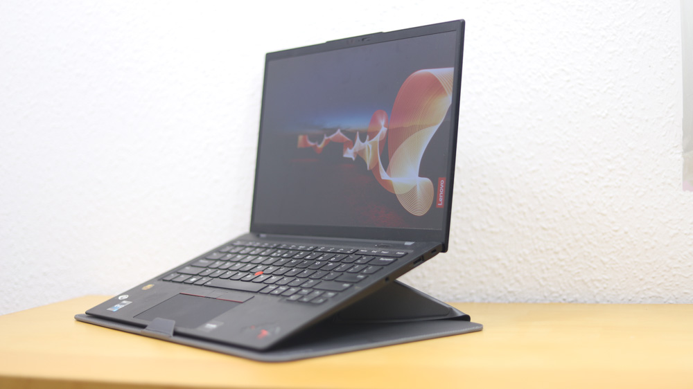 Lenovo 14インチ オリガミ スリーブケース 右斜め前から