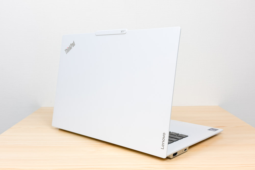 Lenovo ThinkPad X9 15 Gen 1 Aura Edition(15.3型 Intel) グレイシャーホワイト　背面