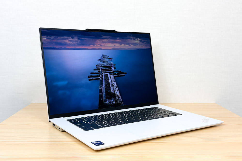 Lenovo ThinkPad X9 15 Gen 1 Aura Edition(15.3型 Intel) グレイシャーホワイト　左斜め前から