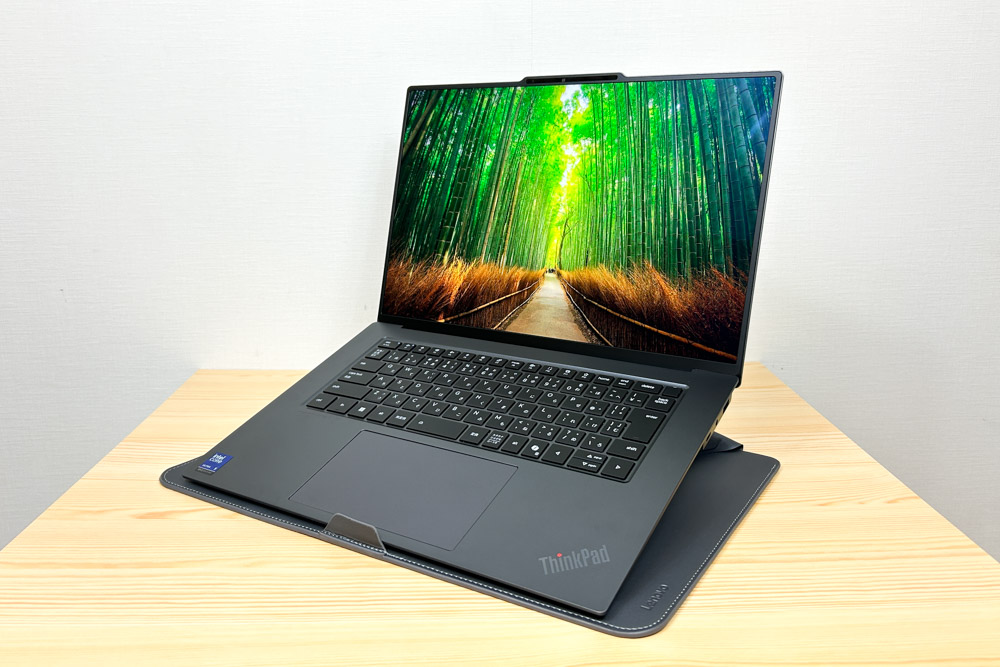 Lenovo ThinkPad X9 15 Gen 1 Aura Edition(15.3型 Intel) 折り紙スリーブケースに載せた状態