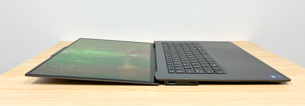 Lenovo ThinkPad X9 15 Gen 1 Aura Edition(15.3型 Intel) 約180度開くディスプレイ