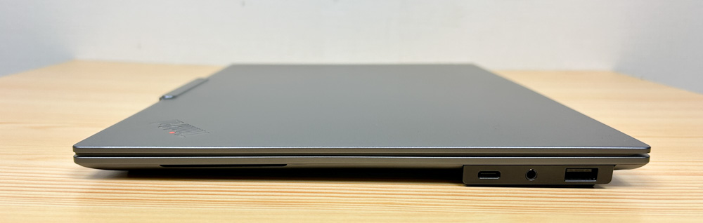 Lenovo ThinkPad X9 15 Gen 1 Aura Edition(15.3型 Intel) 横から