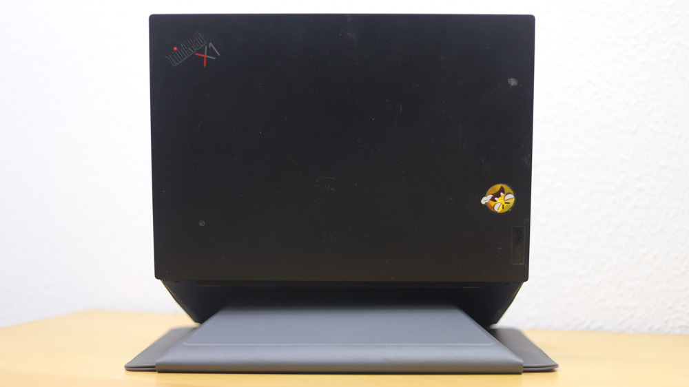 Lenovo 14インチ オリガミ スリーブケースと14インチPC　背面