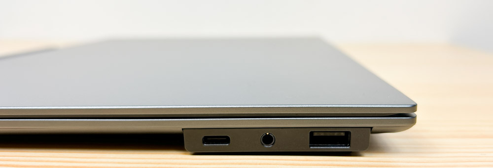 Lenovo ThinkPad X9 15 Gen 1 Aura Edition(15.3型 Intel) 右側面インターフェイス
