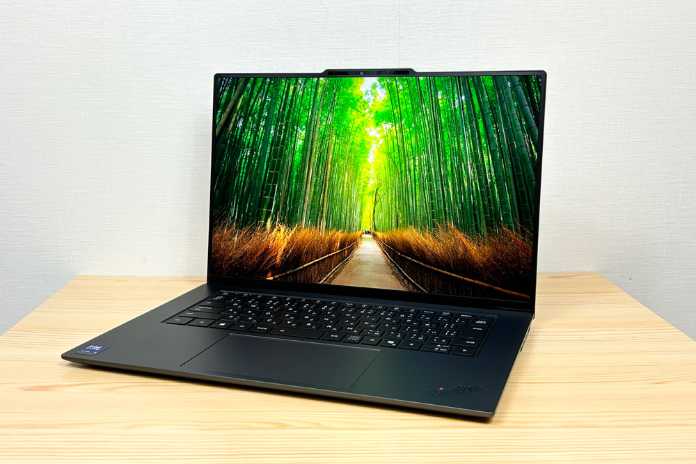Lenovo ThinkPad X9 15 Gen 1 Aura Edition(15.3型 Intel) 右斜め前から