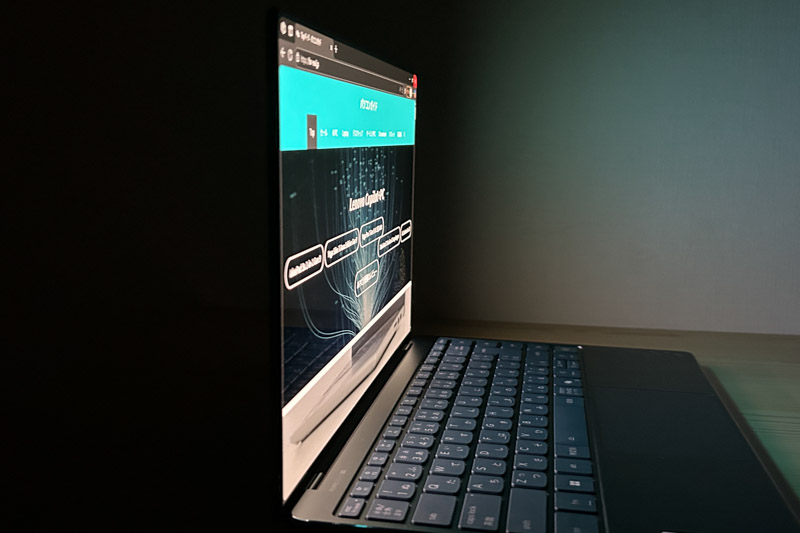 Lenovo Yoga Slim 9i Gen 10(14型 Intel) ディスプレイ 視野角のチェック　横から