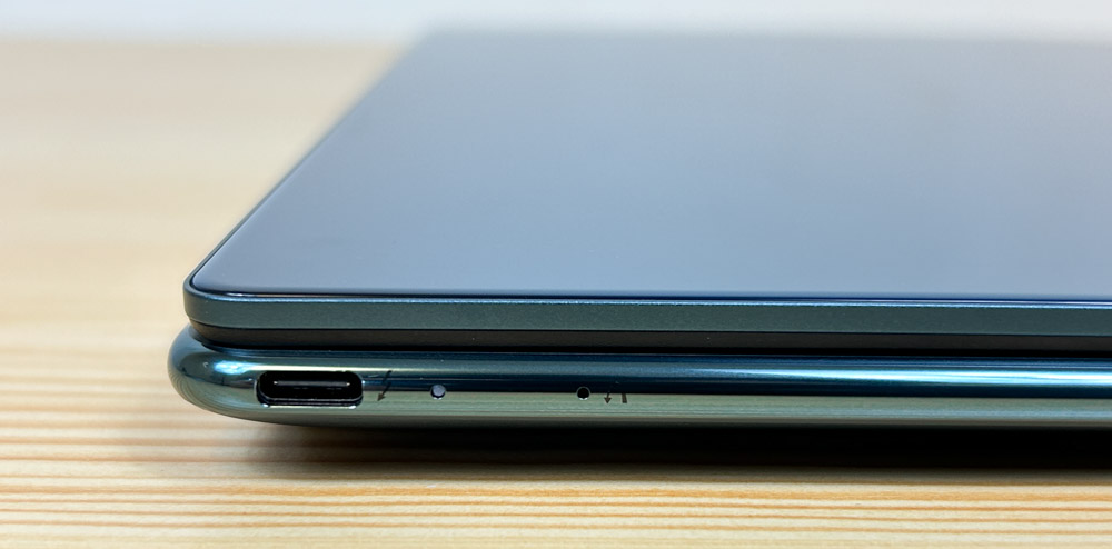 Lenovo Yoga Slim 9i Gen 10(14型) 左側面インターフェイス