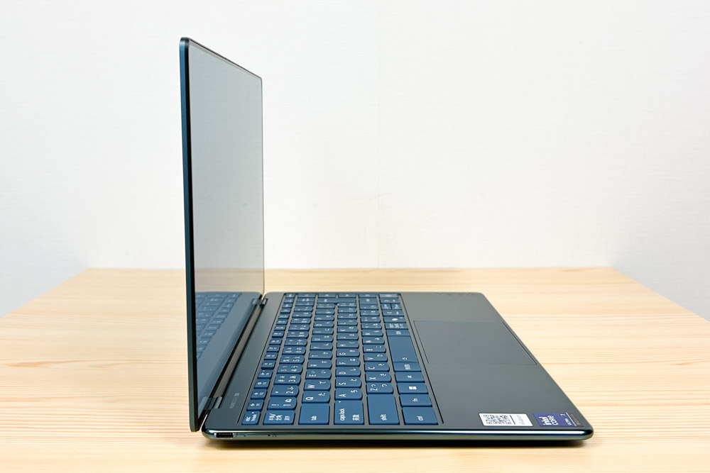 Lenovo Yoga Slim 9i Gen 10(14型) 横から