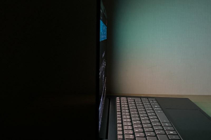 Lenovo IdeaPad Slim 5i Gen 10 (14型 Intel) 視野角のチェック　真横から