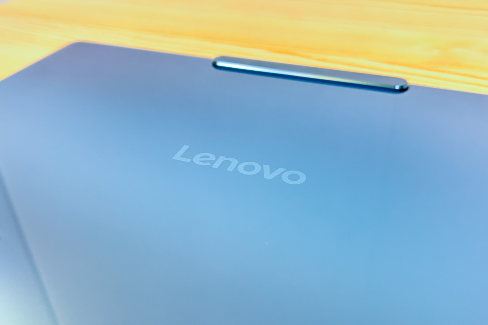 Lenovo Yoga Slim 9i Gen 10(14型 Intel) 天板　角度によって色が変わる